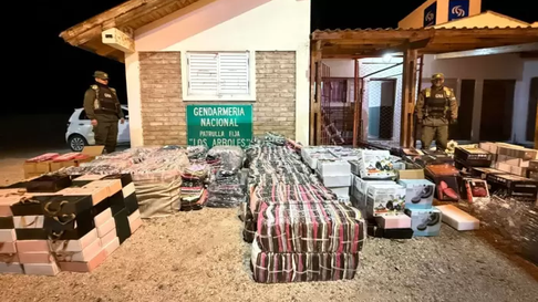 Parte de la mercadería secuestrada por efectivos de Gendarmería Nacional Parte de la mercadería secuestrada por efectivos de Gendarmería Nacional