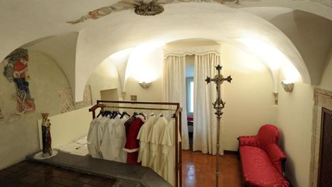 Desde la Capilla Sixtina el papa elegido es invitado a ir a la ´Sala de las Lágrimas, donde desde hace días está preparada la vestimenta que puede empezar a usar. Desde la Capilla Sixtina el papa elegido es invitado a ir a la ´Sala de las Lágrimas, donde desde hace días está preparada la vestimenta que puede empezar a usar.