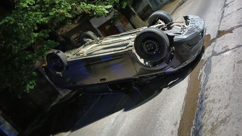 El Chevrolet Prisma era manejado por un policía de La Plata. Terminó volcando El Chevrolet Prisma era manejado por un policía de La Plata. Terminó volcando