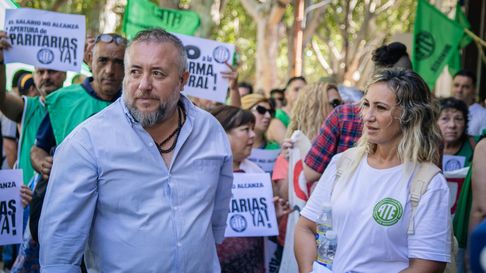 Roberto Macho y Adriana Iranzo, de la conducción de estatales nucleados en ATE, comunicaron los detalles del paro. Roberto Macho y Adriana Iranzo, de la conducción de estatales nucleados en ATE, comunicaron los detalles del paro.