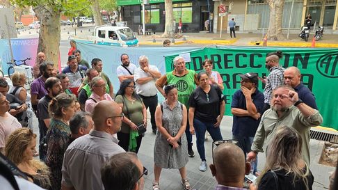 Roberto Macho, con afiliados de ATE, en la puerta de la Subsecretaría de Trabajo. Roberto Macho, con afiliados de ATE, en la puerta de la Subsecretaría de Trabajo.