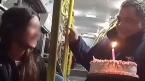 Una quinceañera de La Plata recibió una increíble sorpresa por parte de un chofer. Una quinceañera de La Plata recibió una increíble sorpresa por parte de un chofer.