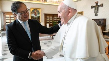 Gustavo Petro y el Papa Francisco durante una audiencia el año pasado en El Vaticano