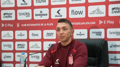 Fernando Muslera en su primera conferencia como jugador de Estudiantes, en City Bell Fernando Muslera en su primera conferencia como jugador de Estudiantes, en City Bell