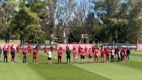 estudiantes le dedico un minuto de silencio a miguel angel russo en city bell estudiantes le dedico un minuto de silencio a miguel angel russo en city bell