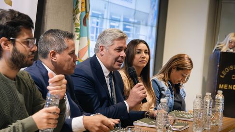 El diputado Germán Gómez, presidió la comisión Bicameral de Seguridad durante el 2024. Al lado, mira Cintia Gómez, quien pide por la conformación. El diputado Germán Gómez, presidió la comisión Bicameral de Seguridad durante el 2024. Al lado, mira Cintia Gómez, quien pide por la conformación.