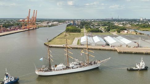 La Fragata Libertad en el Puerto La Plata La Fragata Libertad en el Puerto La Plata