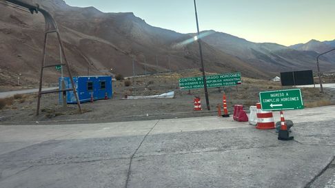 El Paso a Chile está habilitado por Los Libertadores y por el sur provincial. El Paso a Chile está habilitado por Los Libertadores y por el sur provincial.