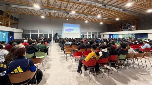 Cerca de 300 jóvenes entre 16 y 18 años participaron de una actividad para prevenir sobre la ludopatía digital. Cerca de 300 jóvenes entre 16 y 18 años participaron de una actividad para prevenir sobre la ludopatía digital.