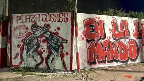Los murales que pintaron hinchas de Estudiantes en Plaza Güemes Los murales que pintaron hinchas de Estudiantes en Plaza Güemes