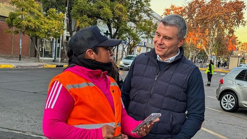 El intendente de Godoy Cruz, Diego Costarelli junto a una agente de estacionamiento. El intendente de Godoy Cruz, Diego Costarelli junto a una agente de estacionamiento.