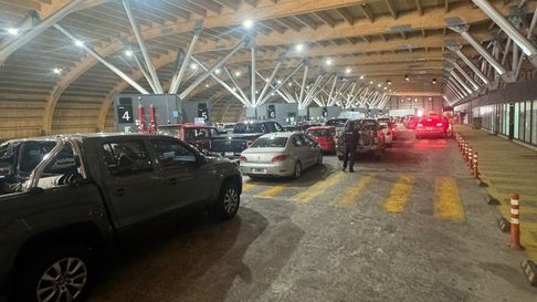 Hay dos horas de demora para cruzar a Chile. Hay dos horas de demora para cruzar a Chile.