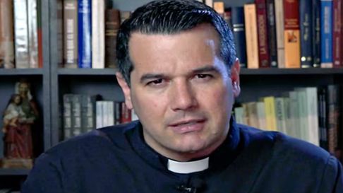 El padre Javier Olivera Ravasi participó de la organización de la visita de los diputados libertarios a los represores al penal de Ezeiza. El padre Javier Olivera Ravasi participó de la organización de la visita de los diputados libertarios a los represores al penal de Ezeiza.