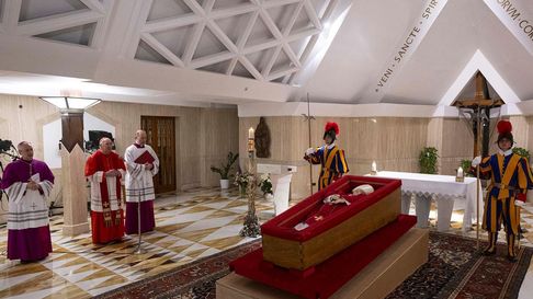 El papa Francisco yace en su féretro El papa Francisco yace en su féretro