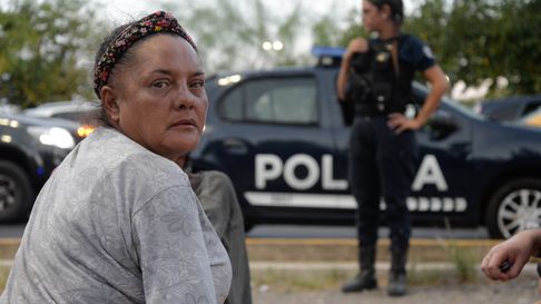 Personas en situación de calle realizaron una asamblea en el Patio Callejero, mientras tanto, la policía les tiraba a la basura todas sus cosas. Personas en situación de calle realizaron una asamblea en el Patio Callejero, mientras tanto, la policía les tiraba a la basura todas sus cosas.