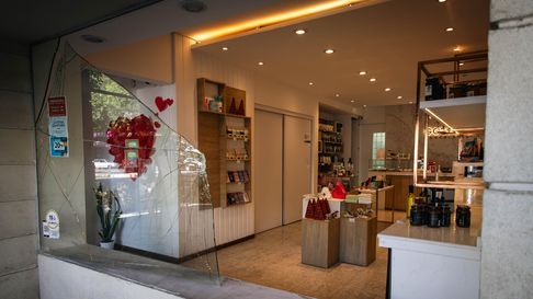 delincuentes rompieron una vidriera de una chocolateria en pleno centro de la ciudad delincuentes rompieron una vidriera de una chocolateria en pleno centro de la ciudad