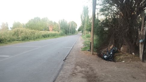 La moto cayó a un canal. El motociclista murió en el lugar La moto cayó a un canal. El motociclista murió en el lugar