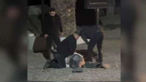 El joven reducido por los guardias de Seguridad. El joven reducido por los guardias de Seguridad.