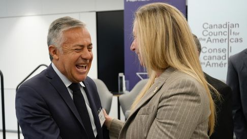 Karina guillotina Milei se abraza con Alfredo Cornejo en el inicio de la feria minera más importante de Canadá. Karina guillotina Milei se abraza con Alfredo Cornejo en el inicio de la feria minera más importante de Canadá.