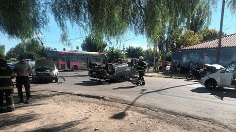 Un triple choque terminó con dos heridos. Un triple choque terminó con dos heridos.