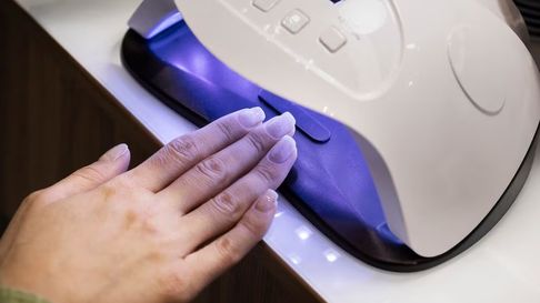 Manicure: el CONICET La Plata advierte sobre los riesgos para la piel Manicure: el CONICET La Plata advierte sobre los riesgos para la piel