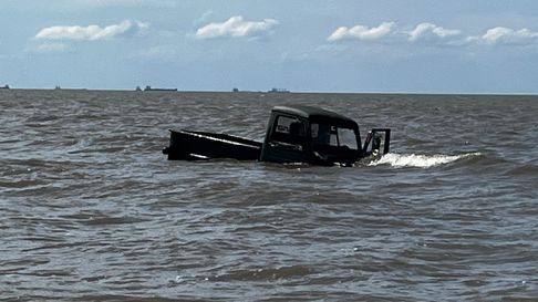 quisieron ir a la isla paulino por el agua en una camioneta y se hundieron quisieron ir a la isla paulino por el agua en una camioneta y se hundieron