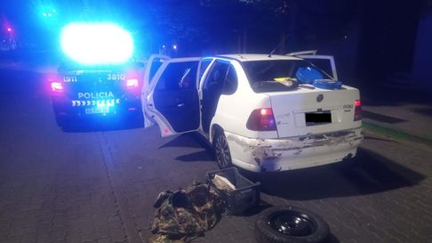 El auto en el que se movilizaban los hombres detenidos El auto en el que se movilizaban los hombres detenidos