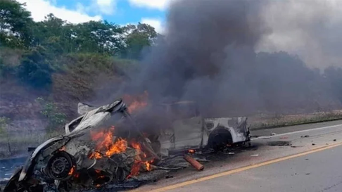 Una postal del brutal impacto en la ruta federal BR-101, al nrodeste de Brasil. Una postal del brutal impacto en la ruta federal BR-101, al nrodeste de Brasil.
