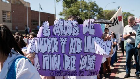 sueldos indignantes: los medicos residentes se movilizan en la plata por mejores salarios sueldos indignantes: los medicos residentes se movilizan en la plata por mejores salarios