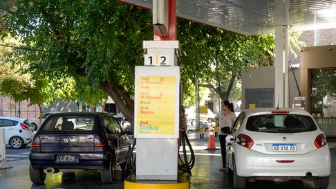 Las rebajas en el precio de los combustibles de Shell y Axion rondan los $30 por litro y su impacto en el bolsillo es limitado. Las rebajas en el precio de los combustibles de Shell y Axion rondan los $30 por litro y su impacto en el bolsillo es limitado.