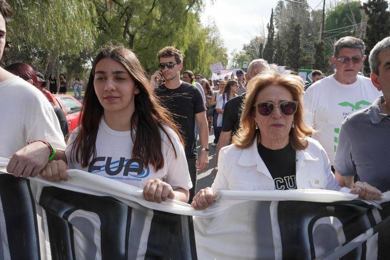 La rectora de la UNCuyo, Esther Sánchez, encabezó la última marcha universitaria, donde le reprocharon su alianza con el cornejismo. 