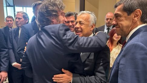 Javier Milei y el gobernador de Mendoza, en Nueva York. Javier Milei y el gobernador de Mendoza, en Nueva York.