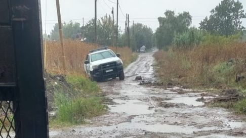 Un patrullero quedó encajado en Villa Castells Un patrullero quedó encajado en Villa Castells