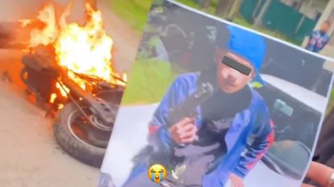 amigos del delincuente asesinado en los hornos quemaron una moto para despedirlo amigos del delincuente asesinado en los hornos quemaron una moto para despedirlo
