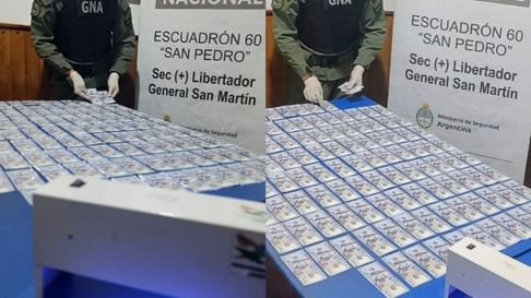 Dos mujeres dueron detenidas tras encontrarse más de 11 mil dólares falsos entre sus vestimentas. Dos mujeres dueron detenidas tras encontrarse más de 11 mil dólares falsos entre sus vestimentas.