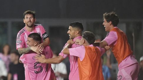 El Chelo Weigandt abraza a Lionel Messi tras el gol del triunfo del Inter Miami El Chelo Weigandt abraza a Lionel Messi tras el gol del triunfo del Inter Miami