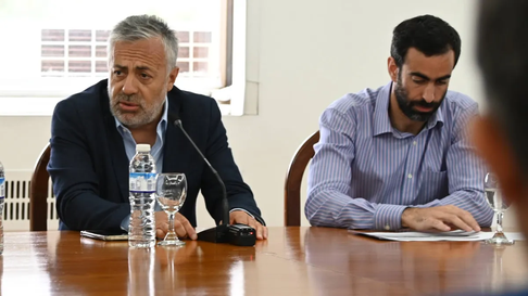 Alfredo Cornejo y el ministro de Hacienda, Víctor Fayad, diseñaron un plan para salir en busca de más deuda. Alfredo Cornejo y el ministro de Hacienda, Víctor Fayad, diseñaron un plan para salir en busca de más deuda.