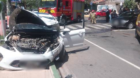 Choque entre dos autos en calle Chile e Higuerita de Guaymallén Choque entre dos autos en calle Chile e Higuerita de Guaymallén