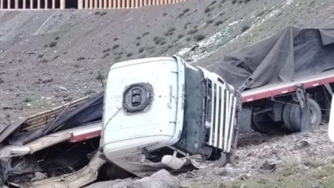 Un camión desbarrancó y suspendieron el tránsito en el Paso a Chile Un camión desbarrancó y suspendieron el tránsito en el Paso a Chile