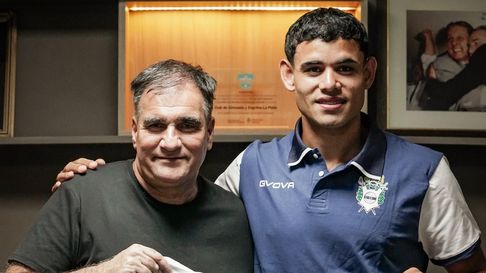 Gimnasia le firmó el primer contrato profesional a Jorge De Asís Gimnasia le firmó el primer contrato profesional a Jorge De Asís