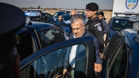 El gobernador Alfredo Cornejo recorrió el predio en el que se ubicaban los distintos móviles y equipamientos adquiridos por Seguridad. El gobernador Alfredo Cornejo recorrió el predio en el que se ubicaban los distintos móviles y equipamientos adquiridos por Seguridad.