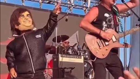 La Renga tocó Panic Show y subió al escenario a un enano con la máscara del presidente. La Renga tocó Panic Show y subió al escenario a un enano con la máscara del presidente.