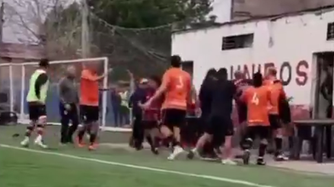 La cancha de Unidos de Olmos, en 43 y 184, fue el escenario de un papelón La cancha de Unidos de Olmos, en 43 y 184, fue el escenario de un papelón