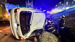 Tras el vuelco, bomberos acudieron a auxiliar al automovilista Tras el vuelco, bomberos acudieron a auxiliar al automovilista