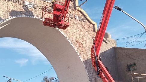 El Arco del Desaguadero, construido en 1936, está siendo restaurado por el Gobierno de Mendoza con una inversión de $80 millones para preservar su valor patrimonial. El Arco del Desaguadero, construido en 1936, está siendo restaurado por el Gobierno de Mendoza con una inversión de $80 millones para preservar su valor patrimonial.