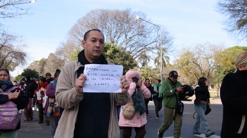 manteros marcharon contra el desalojo de la feria de parque saavedra manteros marcharon contra el desalojo de la feria de parque saavedra