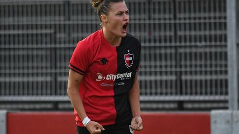 Julieta Lema, parte del reclamo del Newells campeón del Torneo de Fútbol Femenino Julieta Lema, parte del reclamo del Newells campeón del Torneo de Fútbol Femenino