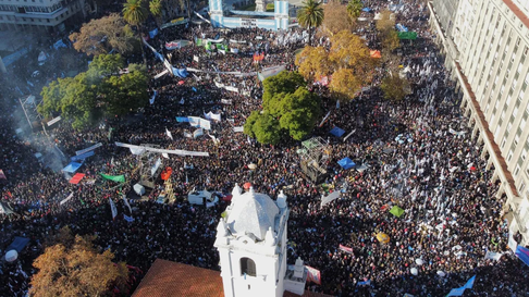 La línea de acción libertaria intenta minimizar la multitudinaria marcha en Plaza de Mayo. La línea de acción libertaria intenta minimizar la multitudinaria marcha en Plaza de Mayo.