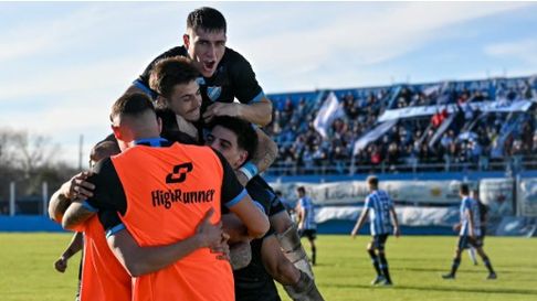 Con dos cabezazos, Emanuel Zagert le dio el triunfo a Villa San Carlos Con dos cabezazos, Emanuel Zagert le dio el triunfo a Villa San Carlos