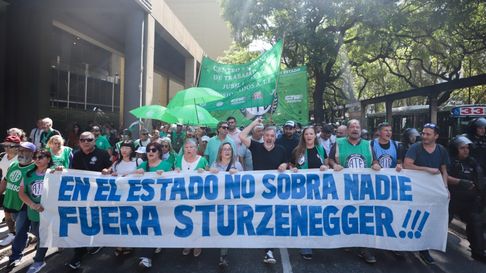 Trabajadores del INTI de todo el país protestaron este lunes por el decreto que les pasa la motosierra. Trabajadores del INTI de todo el país protestaron este lunes por el decreto que les pasa la motosierra.